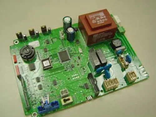 Grüne Platine mit verschiedenen elektronischen Komponenten, Relais, Kondensatoren und Anschlüssen. Zugehörig zu einem Remeha-Gerät zur Steuerung von Heizsystemen.